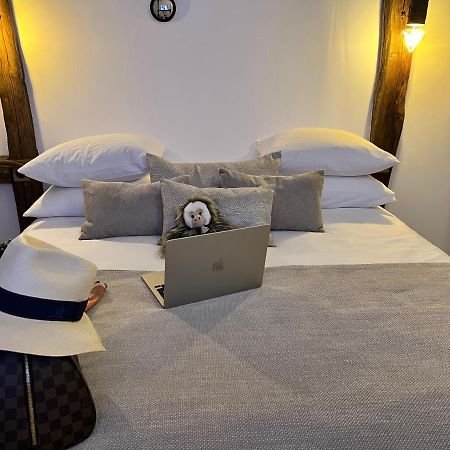 Tamarin & Capucin Suite Balneo Aubagne Exterior photo