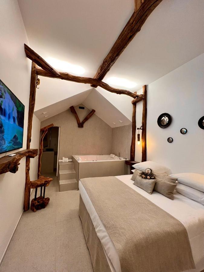 Tamarin & Capucin Suite Balneo Aubagne Exterior photo